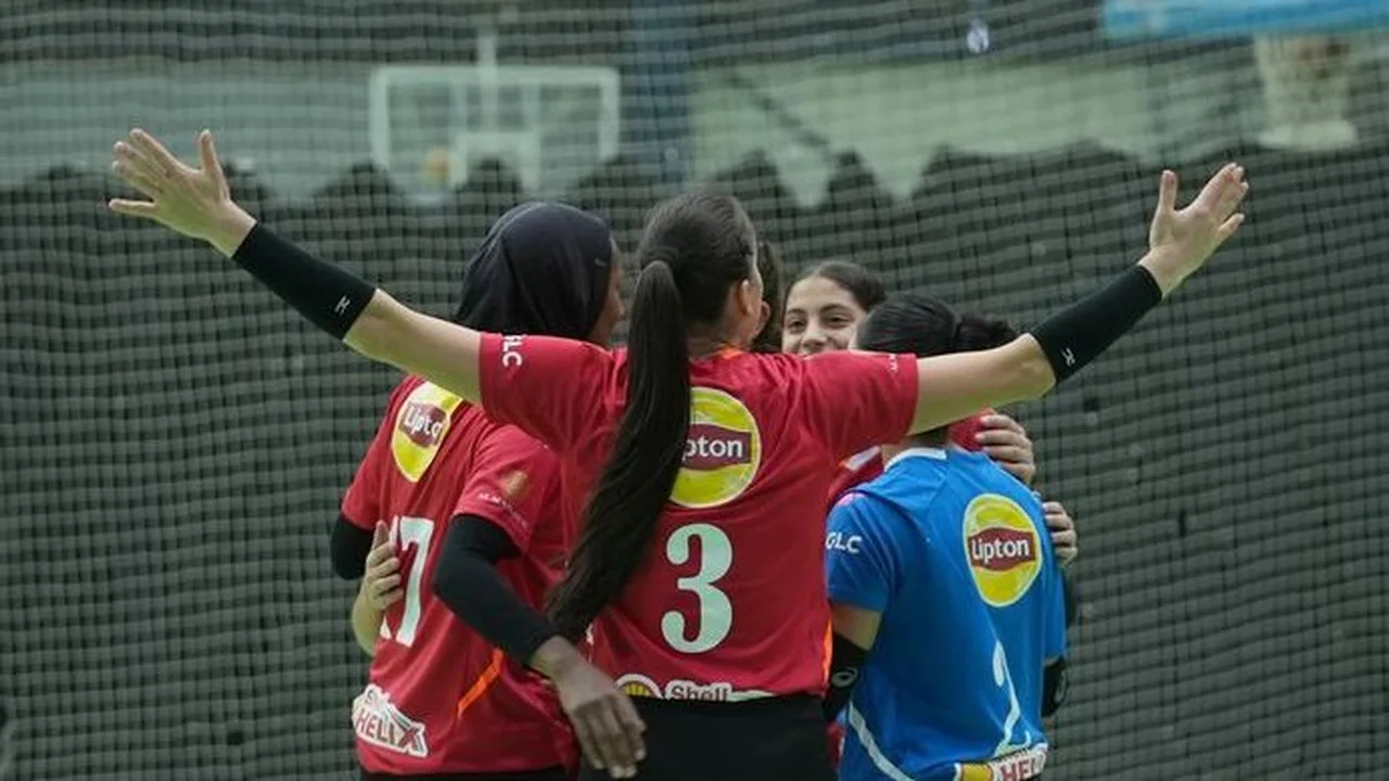 بطولة أفريقيا للكرة الطائرة سيدات| الأهلي يصعد إلى ربع النهائي بالفوز على كمبالا الأوغندي